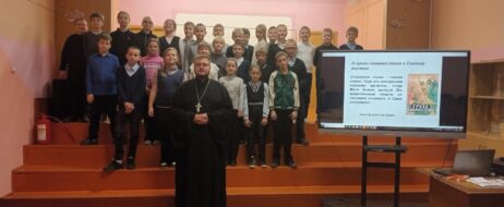 Священник провёл лекцию в школе о необходимости избегать сквернословие.